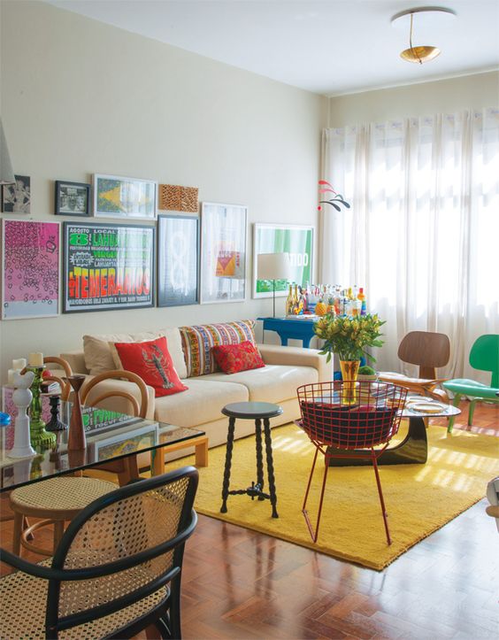 Thiết kế nội thất phòng khách nhiều màu sắc